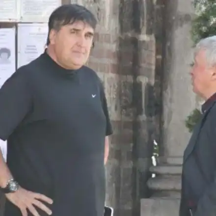 ПАПАРАШКИ УДАР: Веско Маринов  пак се е ошишкал! Любимецът на бабичките на кафе с млада красавица