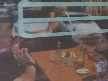 ПАПАРАШКИ УДАР: Веско Маринов  пак се е ошишкал! Любимецът на бабичките на кафе с млада красавица