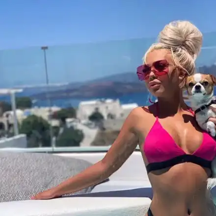 Плеймейтка храни кучето със салата