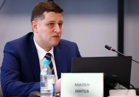 Шефът на БНР Милен Митев набута кръчмаря от ВМРО Веселин Теофилов за директор в радиото, целят се в 63 млн. бюджет