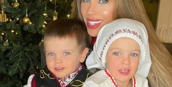 Теди Бургазлиева украси у дома двуметрова елха