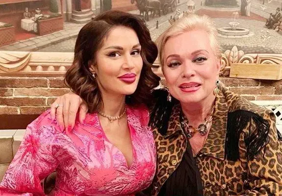 За ЧРД:  Щерката на Искра Радева си подари обувки за 3 бона