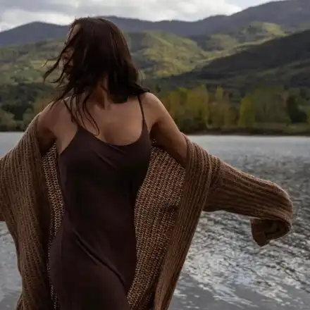 Защо Николета  Лозанова  си крие лицето?