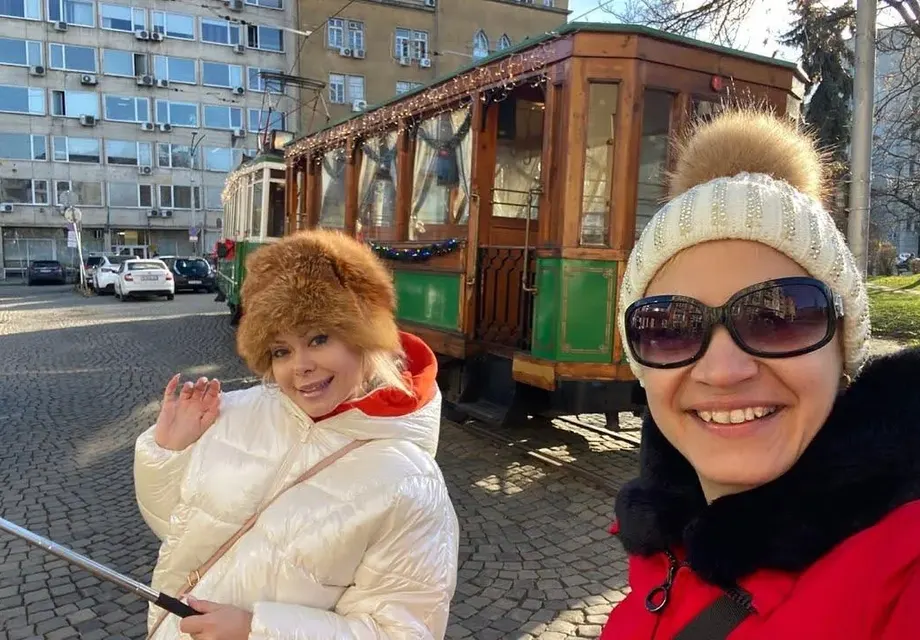Албена Вулева се вози на ретро трамвая