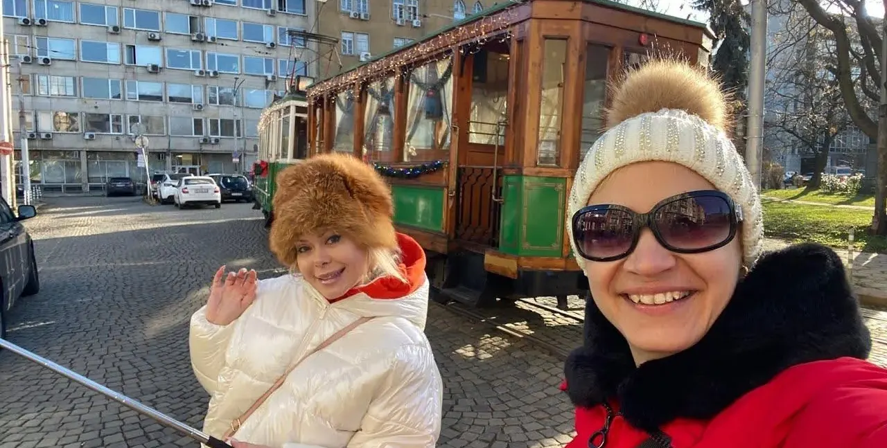 Албена Вулева се вози на ретро трамвая