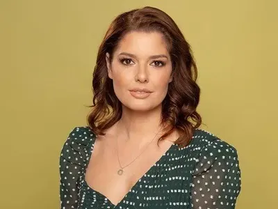 Алекс Сърчаджиева опъна бръчки