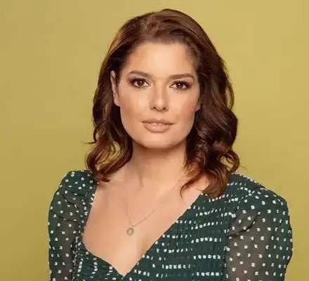 Алекс Сърчаджиева опъна бръчки