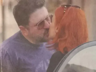 Блатечки влюбен като ученик в новата! Награби я в центъра на София (Снимки)