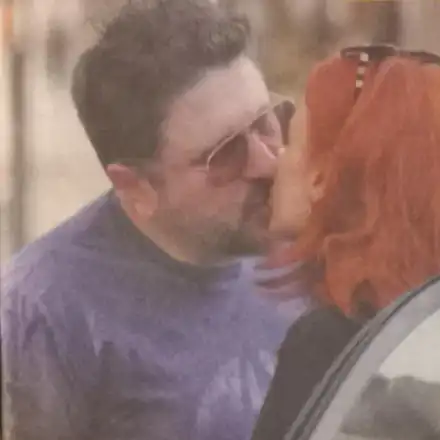 Блатечки влюбен като ученик в новата! Награби я в центъра на София (Снимки)