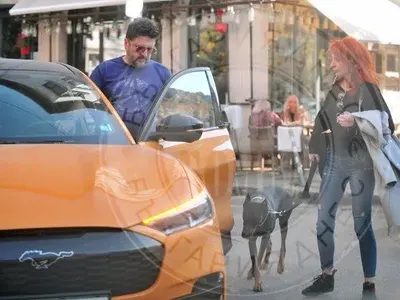 Блатечки влюбен като ученик в новата! Награби я в центъра на София (Снимки)