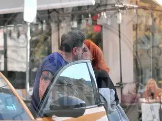 Блатечки влюбен като ученик в новата! Награби я в центъра на София (Снимки)