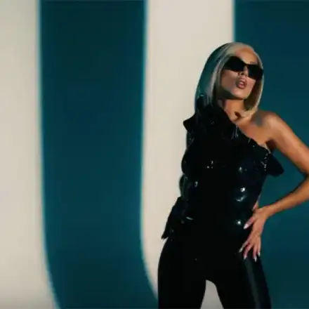 Диона се пусна почти по анатомия в нов клип