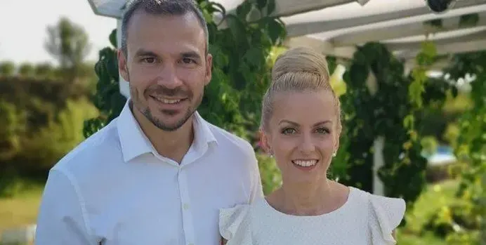 Жената на Ивайло Захариев се сваля с чужди мъже в "Тиндър"