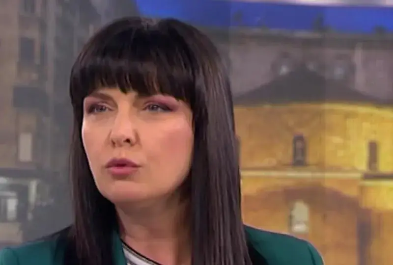 Жени Калканджиева става певица