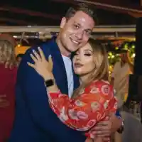 Кама, дай някой лев на зетя! Мъжът на Мика с един и също костюм по събития