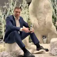 Кама, дай някой лев на зетя! Мъжът на Мика с един и също костюм по събития