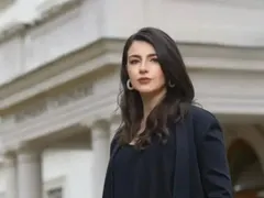 Лена крие бръчки с фотошоп