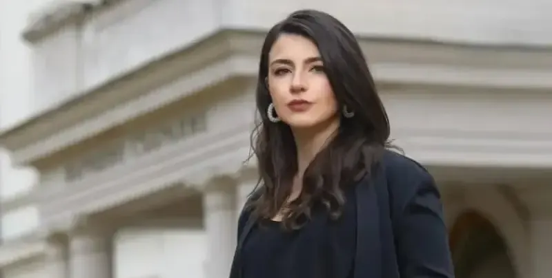 Лена крие бръчки с фотошоп