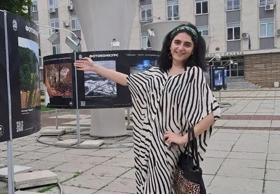 Майстор завлече Петра със 7 бона! Транссексуалната мацка мие чинии в банята, крушки гърмят в кухнята й