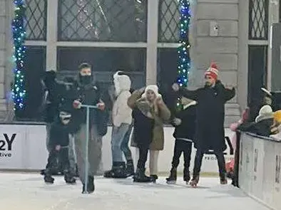 Наум Шопов води семейството на коледно шоу СНИМКИ