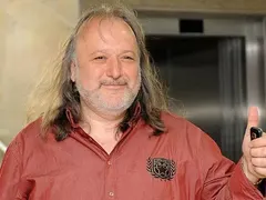 Певецът на "Пирамиди, фараони" Володя Стоянов: Алчни сме, затова такива като BETL ни лъжат