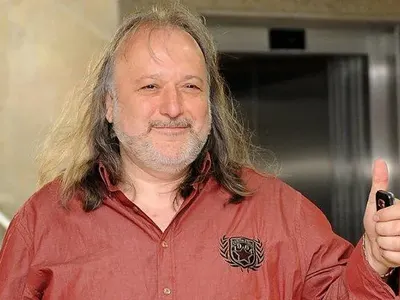 Певецът на "Пирамиди, фараони" Володя Стоянов: Алчни сме, затова такива като BETL ни лъжат