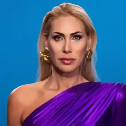 По паспорт Ивонне Рей още се казва Ивайло Стефчов Тодоров