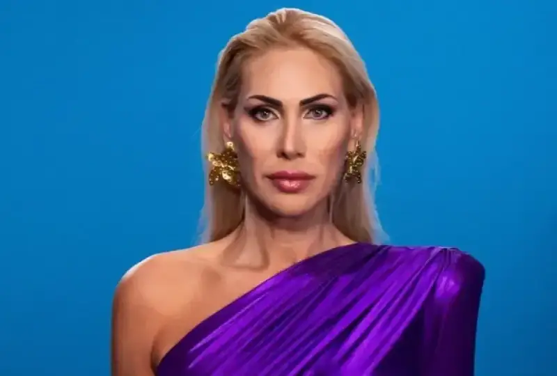 По паспорт Ивонне Рей още се казва Ивайло Стефчов Тодоров