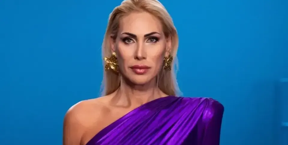 По паспорт Ивонне Рей още се казва Ивайло Стефчов Тодоров