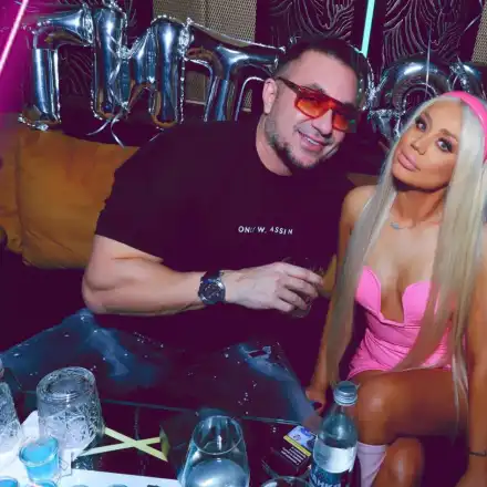 Под дъжд от салфетки и бесни кючеци: Теди Александрова празнува ЧРД с Коцето (СНИМКИ)