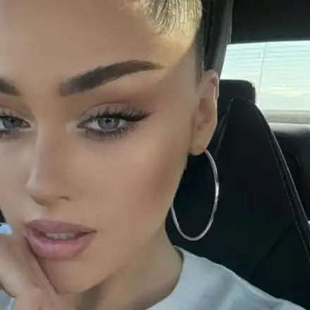 Разжалваната Мис България купонясва с приятелки СНИМКИ