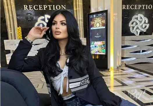С 40 градуса температура Венцислава Тафкова снимала първия си клип (ВИДЕО)