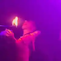 ШОК! Ариа гаси горящи факли с уста (Снимки)