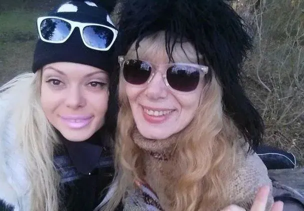 Вулева се върна в България заради майка си