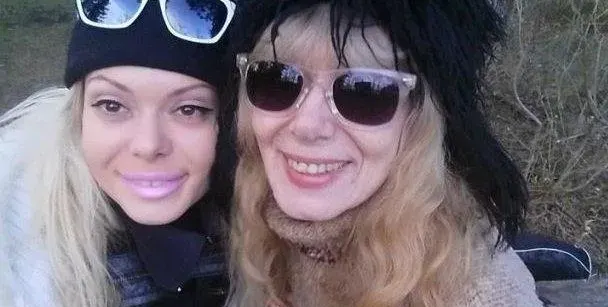 Вулева се върна в България заради майка си