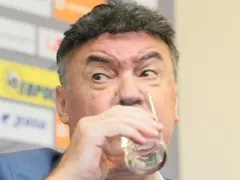 Въпреки че е с цироза: Боби Михайлов съвсем се пропи