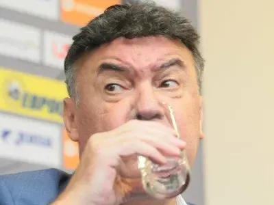 Въпреки че е с цироза: Боби Михайлов съвсем се пропи