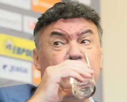 Въпреки че е с цироза: Боби Михайлов съвсем се пропи