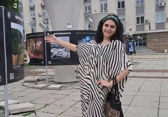 Майстор завлече Петра със 7 бона! Транссексуалната мацка мие чинии в банята, крушки гърмят в кухнята й