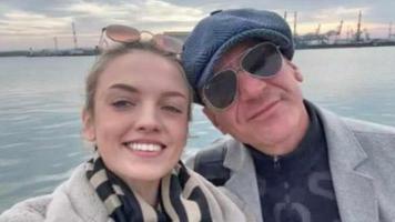 Деян Донков се дърпа на  младото гадже, натискала го за сватба и дете