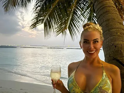 Антония Петрова с тунинг за 10 бона в гърдите! И пак са й увиснали „тоцките“