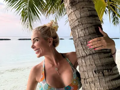 Антония Петрова с тунинг за 10 бона в гърдите! И пак са й увиснали „тоцките“