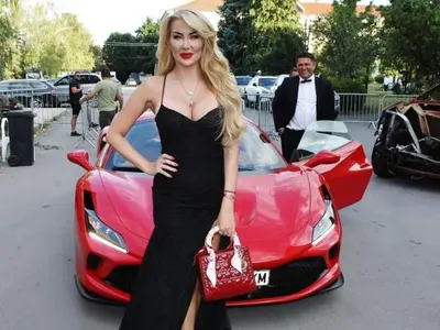 АВТОПАРК ЗА МИЛИОНИ: Ролс-ройсът на Азис най-скъп, следван от Ламбото на Стораро! (СНИМКИ)