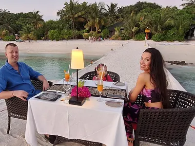 БОМБА! Ето го мъжа до Славея, нарочен за гей! Иво Петков продавал уиски за 20 бона (СНИМКИ)