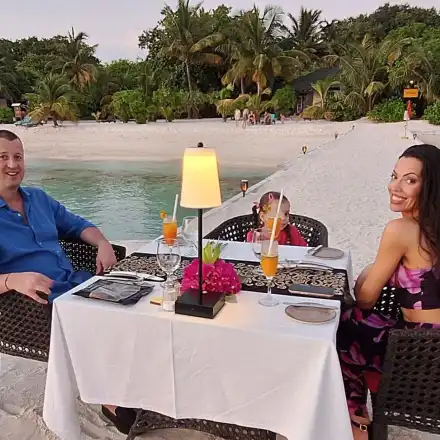 БОМБА! Ето го мъжа до Славея, нарочен за гей! Иво Петков продавал уиски за 20 бона (СНИМКИ)