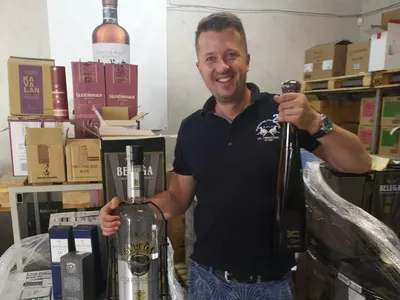 БОМБА! Ето го мъжа до Славея, нарочен за гей! Иво Петков продавал уиски за 20 бона (СНИМКИ)