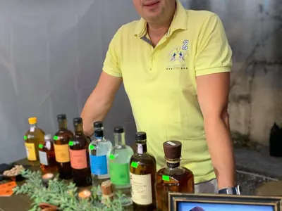 БОМБА! Ето го мъжа до Славея, нарочен за гей! Иво Петков продавал уиски за 20 бона (СНИМКИ)