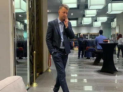 БОМБА! Ето го мъжа до Славея, нарочен за гей! Иво Петков продавал уиски за 20 бона (СНИМКИ)