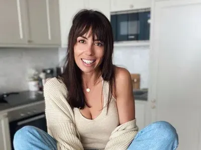 Брадърката Зара трупа загар по пуловер