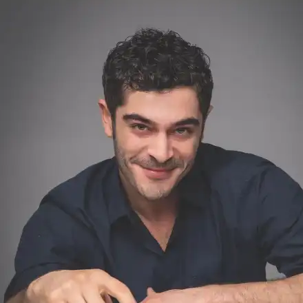 Бурак Дениз се теши с голф след изневярата на годеницата си